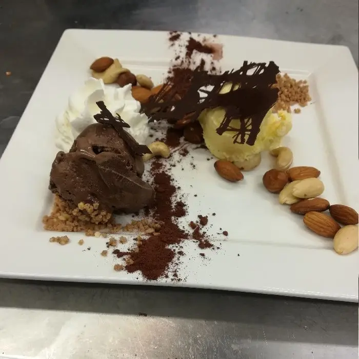creation thumb for Dessert vom Service 3, mit gemischten Nüssen, Schokolade und Vanilleeis.