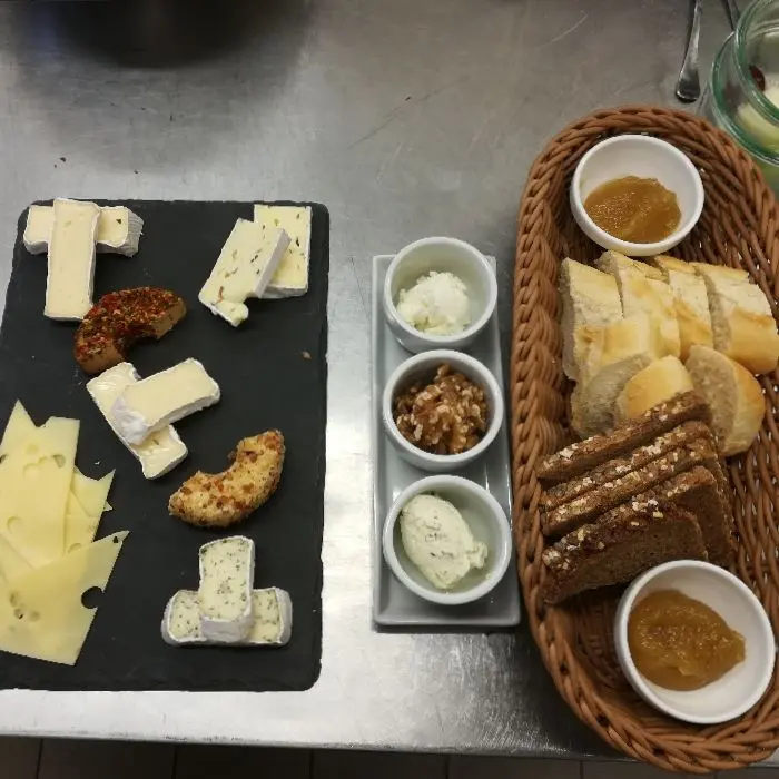 creation thumb for Dessert vom Service 4. Käseplatte mit Feigensenf, Walnüssen, französischer Frischkäse, verschiedene Sorten Brot.