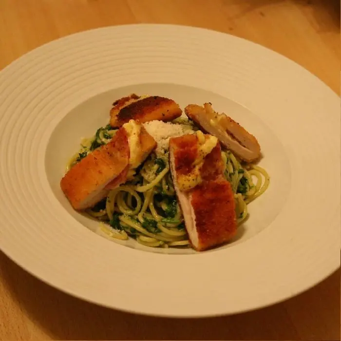 creation thumb for Service in der Küche 1. Spinat-Spaghetti mit Parmesan und hausgemachten Cordon Bleu.