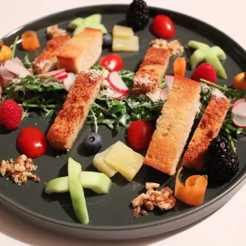 creation thumb for Fruity vegetarian salad with garlic bread