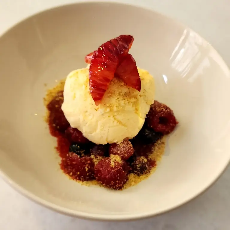 creation thumb for Gelato alla vaniglia e frutti di bosco.