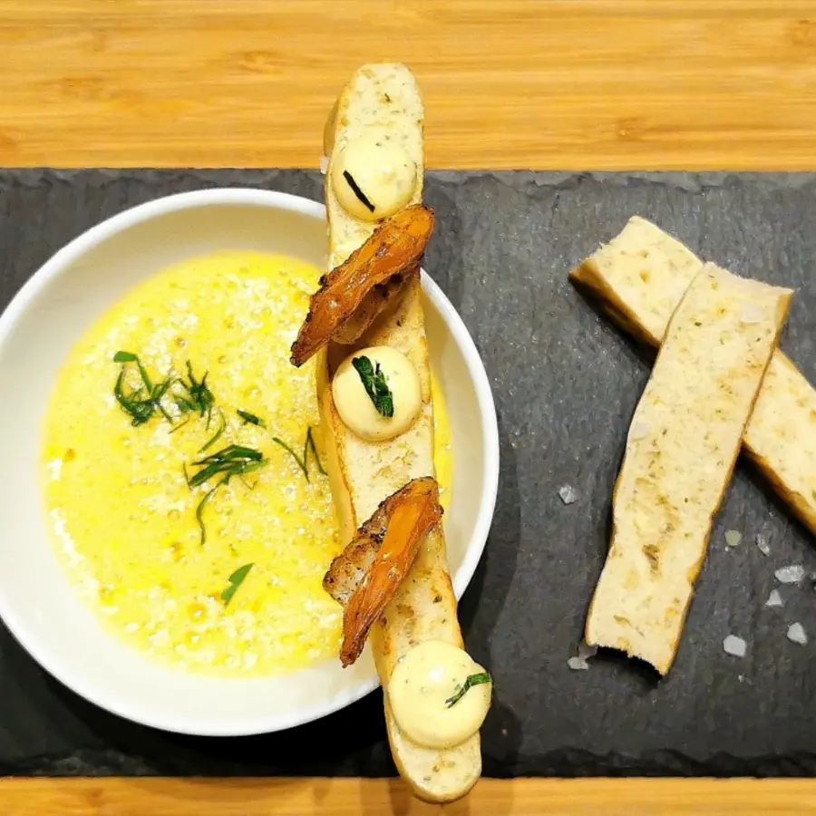 creation thumb for Karotten- Ingwer Cremesüppchen mit Garnelen und Rosmarin-Chilli Focaccia