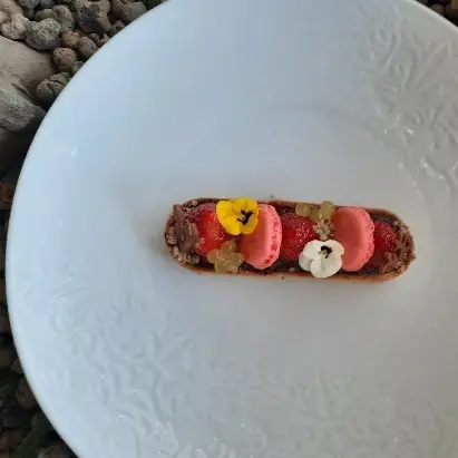 creation thumb for Chocolate tartlet with strawberries and macarons