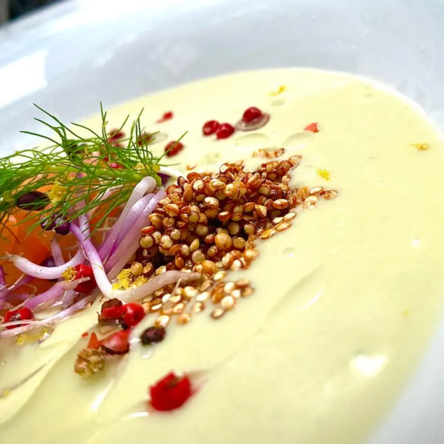 creation thumb for Avocado-Gurken-Sesam Kaltschale, Dillöl, gepuffter Quinoa, Räucherlachs