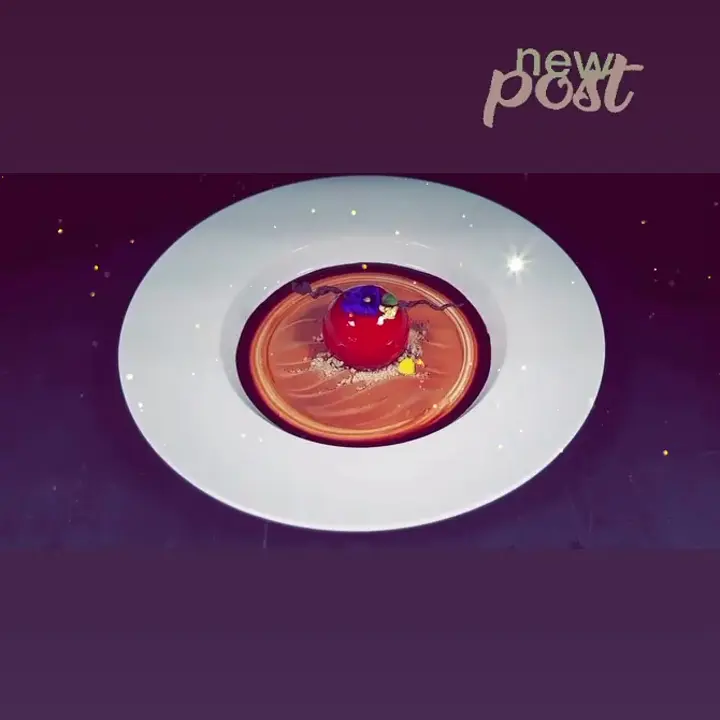 creation thumb for La hermosa manzana roja mágica 🍎, salsa de chocolate negro 🍫 monin, mousse de chocolate blanco de mocha ☕️ y yo rociado con chocolate con leche 🍫 40.7% y polvo de yogur de cacao seco. También uso nitrógeno para la manzana 🍎. Dos sabores combinados en el interior (mousse de manzana rellena con vainilla sp).
