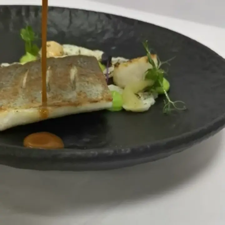 creation thumb for lubina a la plancha con vieiras y gambas tigre, coliflor glaseada, puré de guisantes con menta y salsa de tamarindo