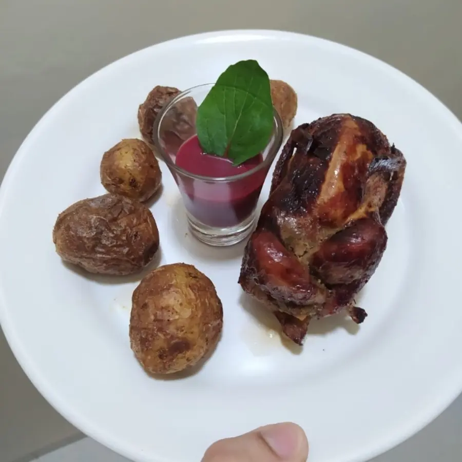 creation thumb for Stuffed quail, red fruit ketchup, baked potatoes