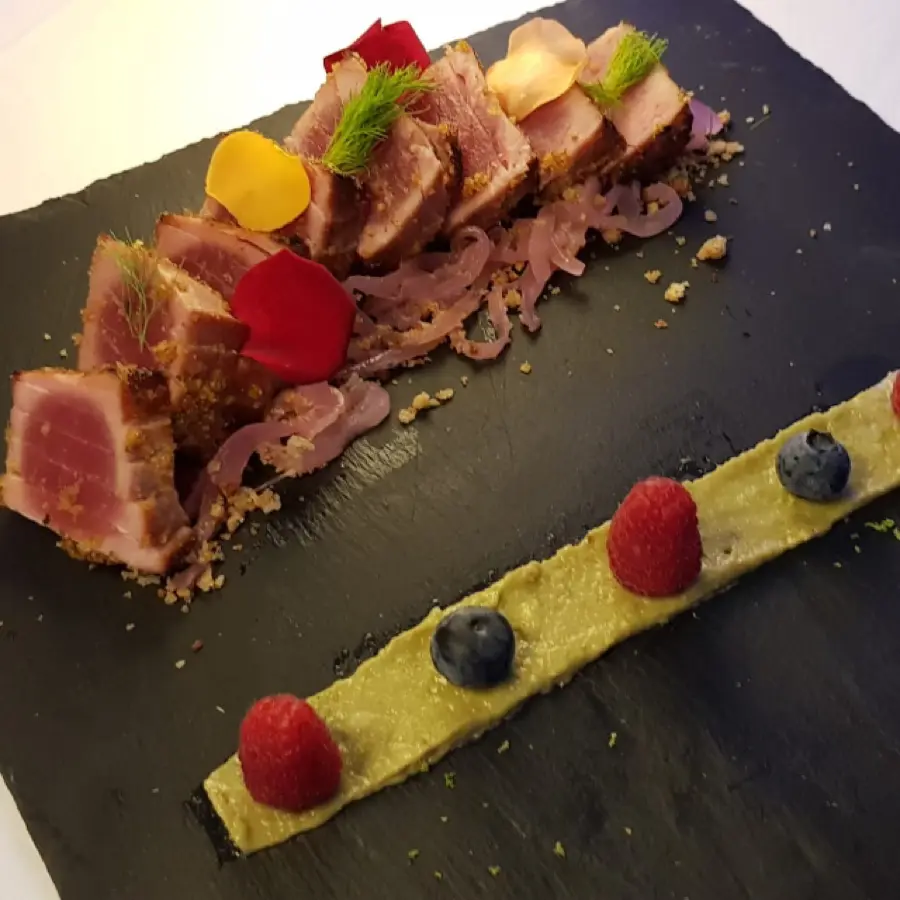 creation thumb for Tonno in crosta di pistacchio su cipolla in agrodolce e salsa guacamole 🐟