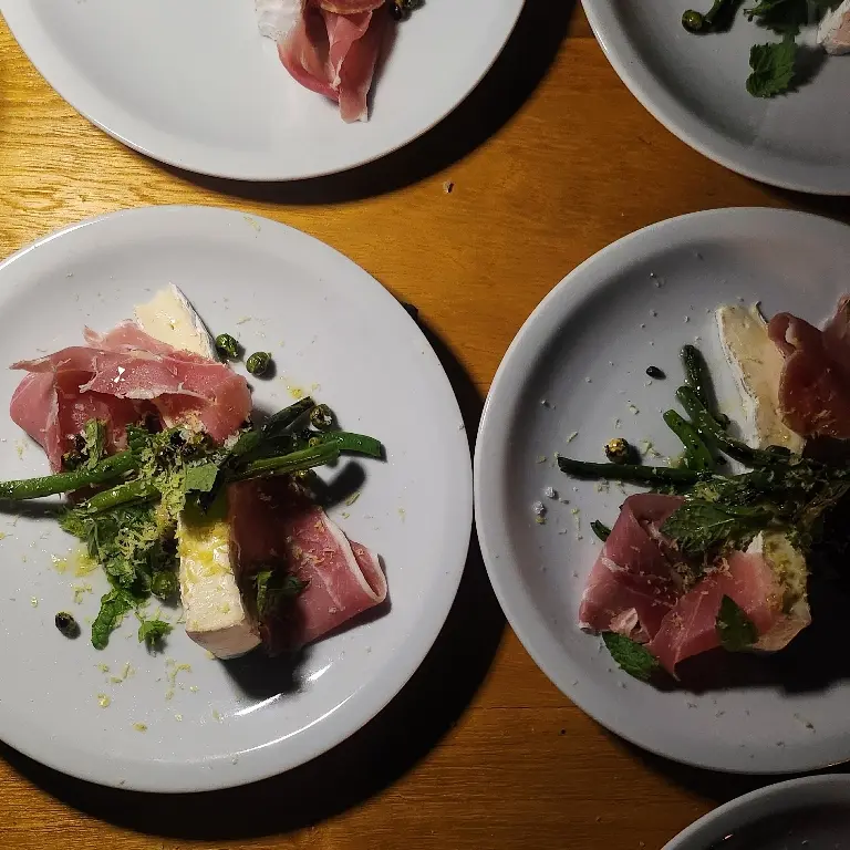 creation thumb for Brie, jamon crudo, chauchas, arvejas, menta y limon
