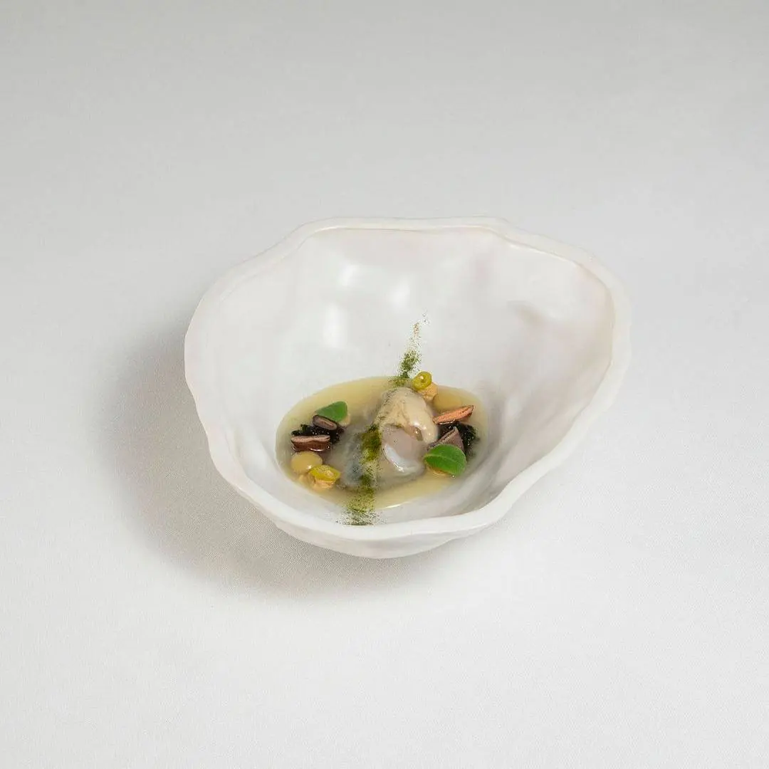 creation thumb for Huître, jus d'eau d'huître et de piparra, sphère d'olive, balane