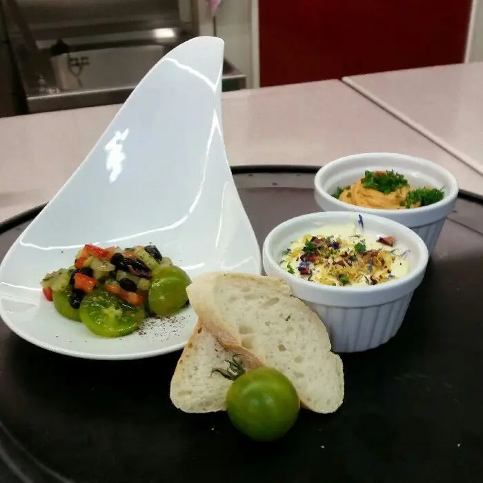 creation thumb for carpaccio von green zebra tomate mit schwarzer bohnen salsa und minzöl
