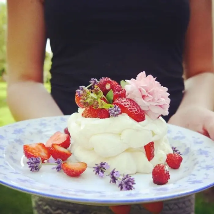 creation thumb for Pavlova mit Früchten der Saison