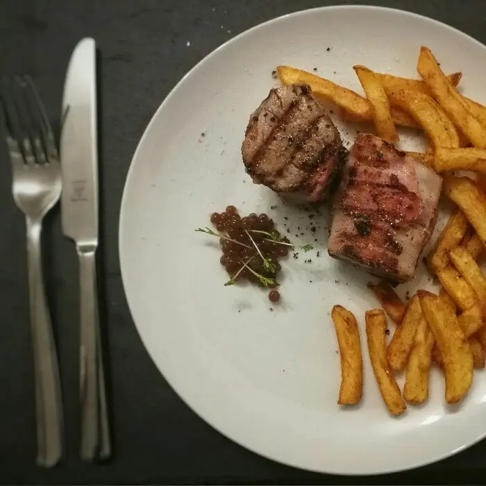 creation thumb for Sous Vide Schweinefilet im Speckmantel an selbst gemachten Pommes, Balsamico Kaviar und Kresse.