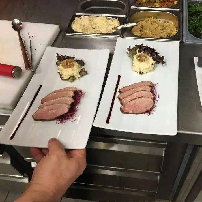 creation thumb for Rosa gebratene Entenbrust auf Sprösslingen an Waldorf Salat