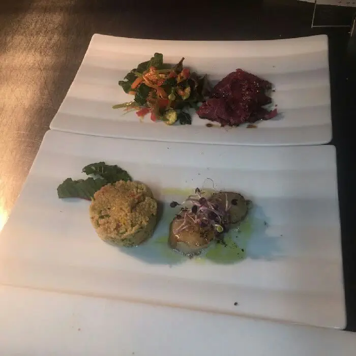 creation thumb for (Oben) Rinderfilet Sashimi und bunter Asia Salat (Unten) Gebratene Jackobsmuscheln und Couscous Salat