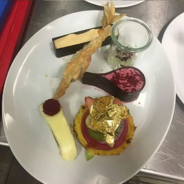 creation thumb for Sylvester Desserts mit Gold.