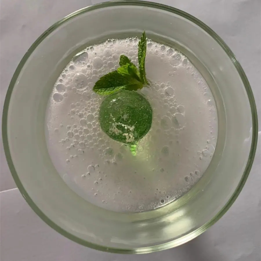 creation thumb for Lillet Sphäre mit wild berry Schaum