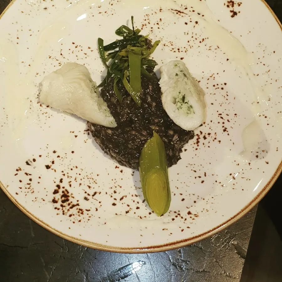 creation thumb for Roulade von der Scholle (Inside Zanderkräuterfarsee) mit Beurr Blanc Verbranntem Lauch Schwarzes Risotto Hauptgang im 4 Gang Fischprojektmenü Berufsschule