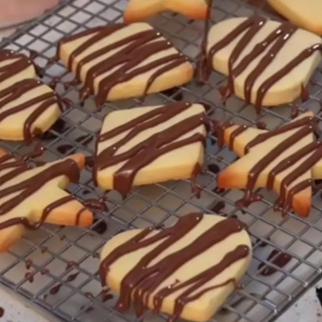 creation thumb for Galletas de manteca decoradas con chocolate
