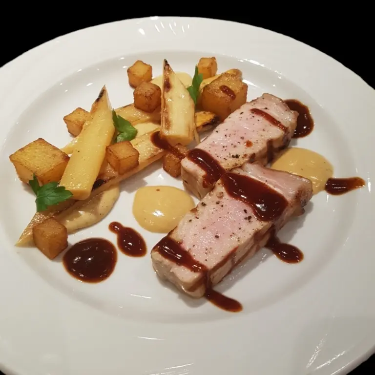 creation thumb for Côtelette de porc affinée/asperges/pomme de terre/hollandaise/jus