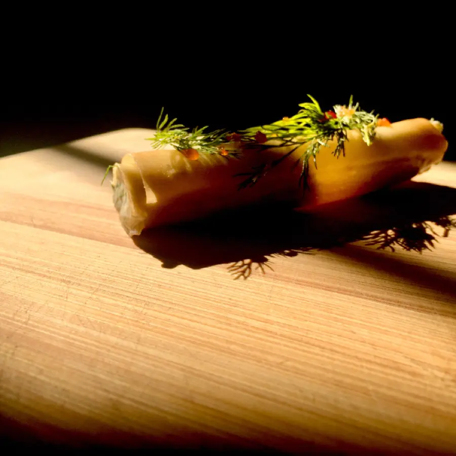 creation thumb for Cream cheese roll with sirracha caviar