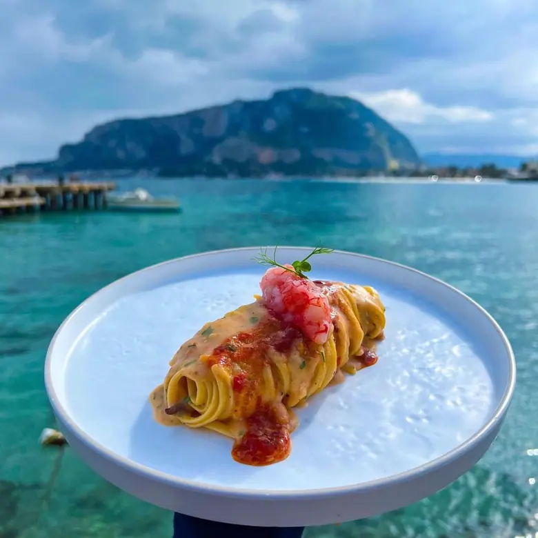 creation thumb for • Linguine rummo • Sea urchins and red prawn tartare