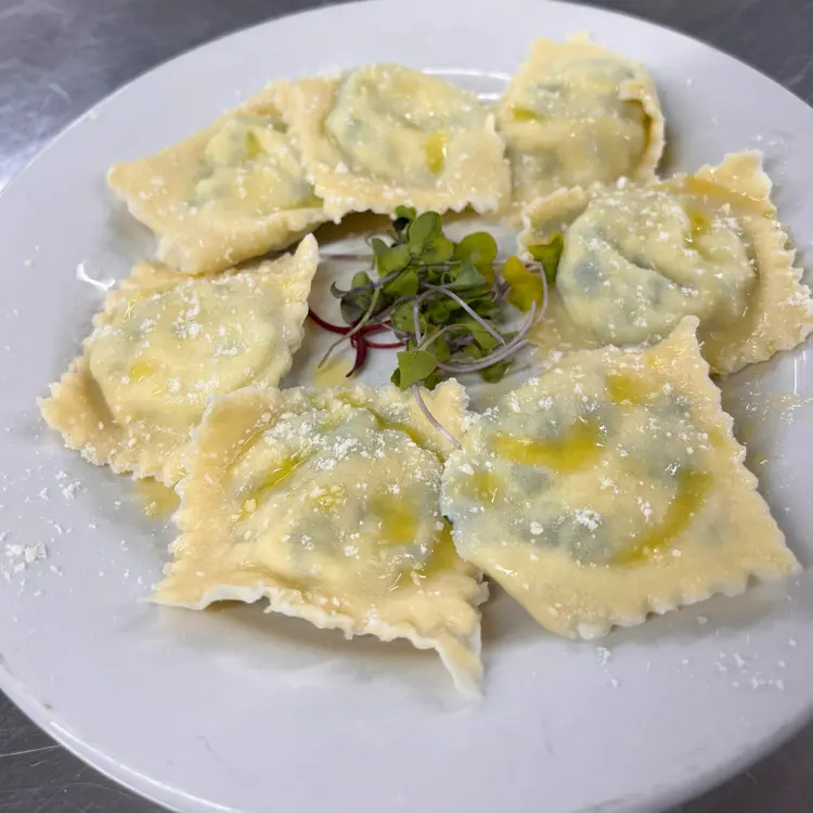 creation thumb for Spinat-Kräuter-Feta-Ravioli mit weißem Trüffelöl