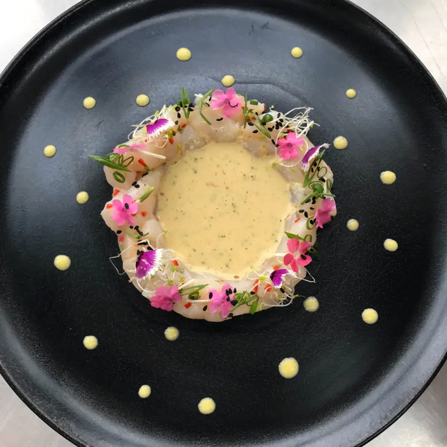 creation thumb for Tirado yo de conchas de abanico con leche de tigre de Maraya y emulsión de maracuya ✌🏼