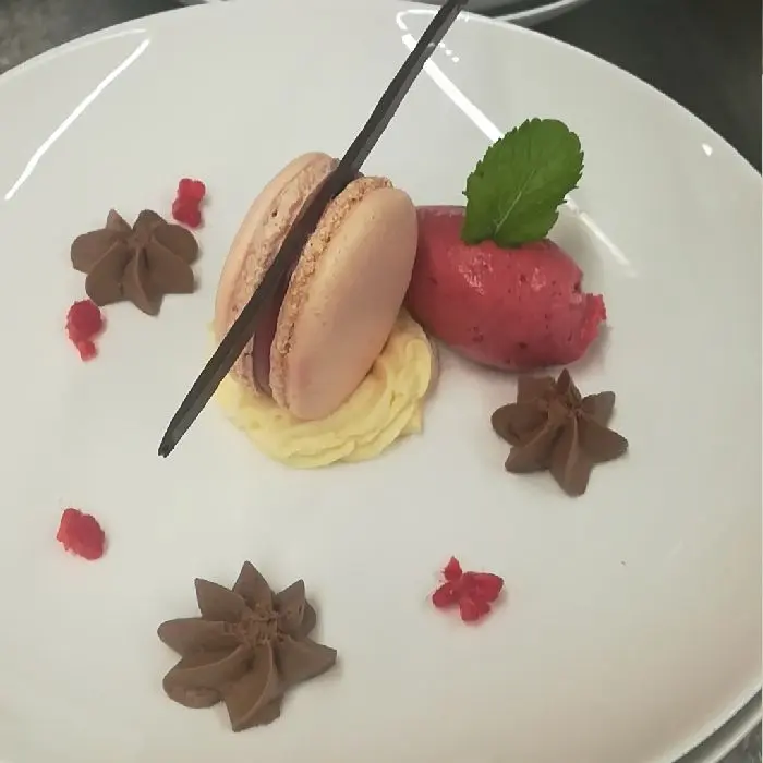 creation thumb for Dunkles & Weißes Schokoladenmousse/Himbeeremacaron/Brombeersorbet