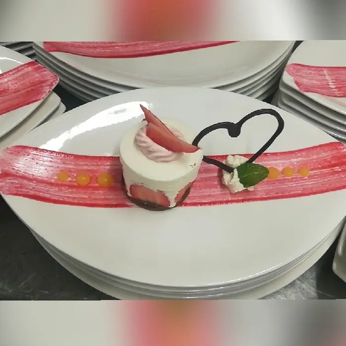 creation thumb for Schokoladen-Crunchi Boden/Frische Erdebeeren/Zironen-Joghurt Creme