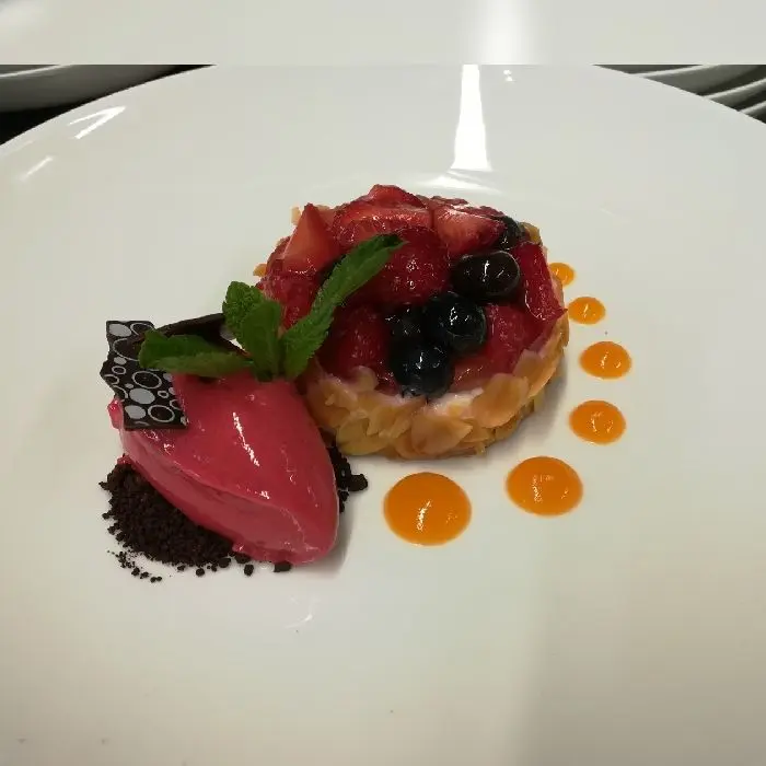 creation thumb for Vanille - Beeren Törtchen mit Himbeersorbet