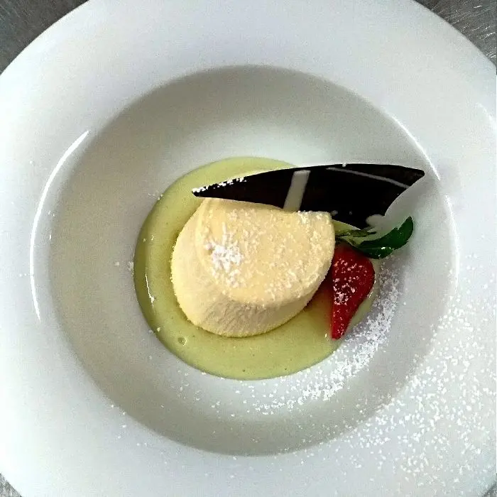 creation thumb for "Mango mousse, pistachio cream, wafer with two chocolates and fruit"👌