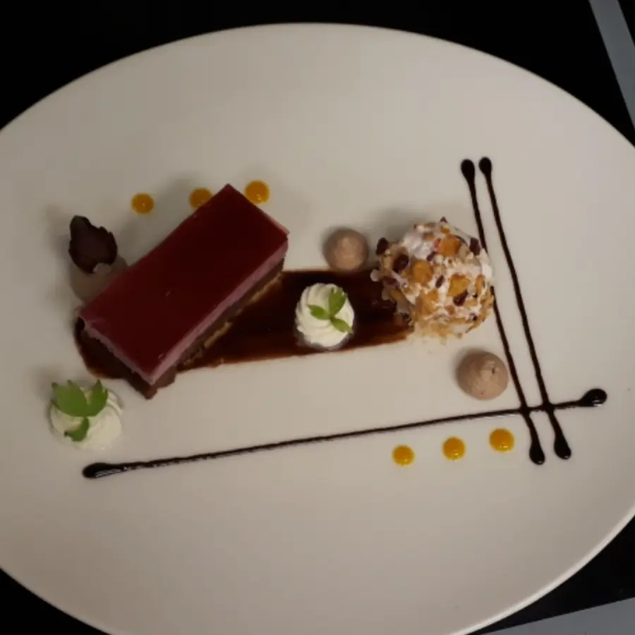 creation thumb for Himbeer-Weinschaumschnitte - Joghurt-Himbeereis in Knuspermüsli