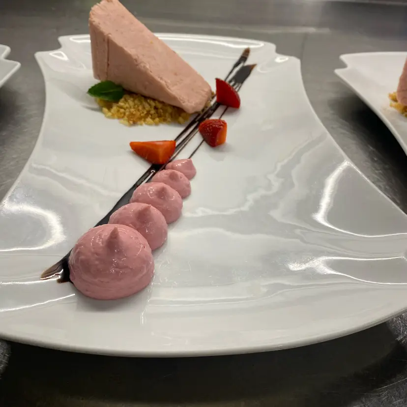 creation thumb for Parfait di fragole su crumble di burro con crema di quark alle fragole