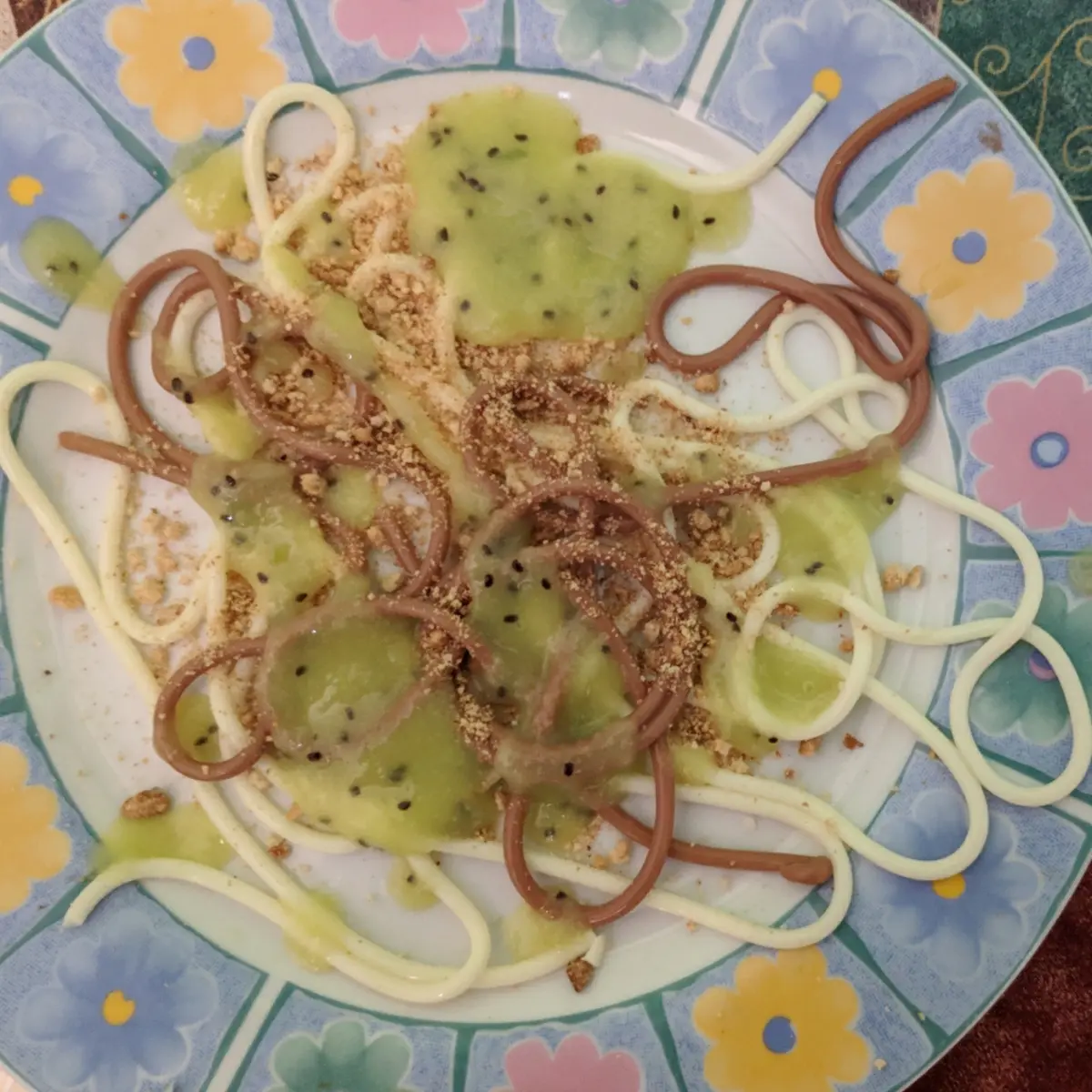 creation thumb for Spaghetti di cioccolato bianco e fondente con purea di kiwi e mango