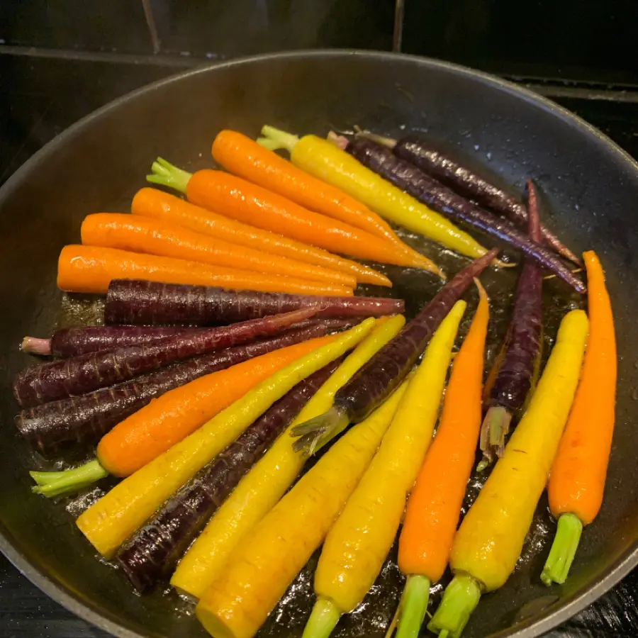 creation thumb for Glazed multicolor carrots