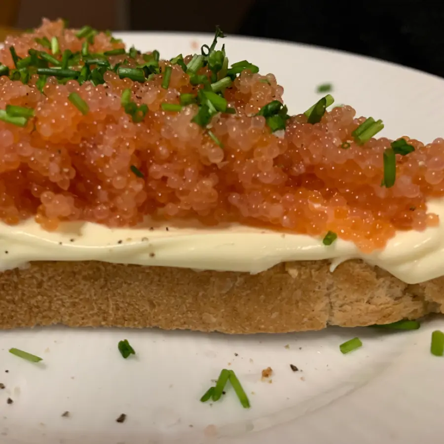 creation thumb for Toasted bread with lumpfish roe, cremefraiche and chives