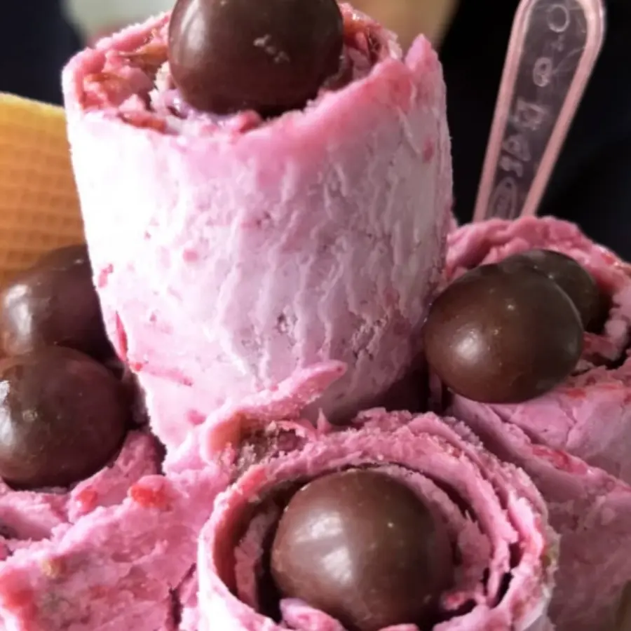 creation thumb for Helado de frutilla con bolas de chocolate