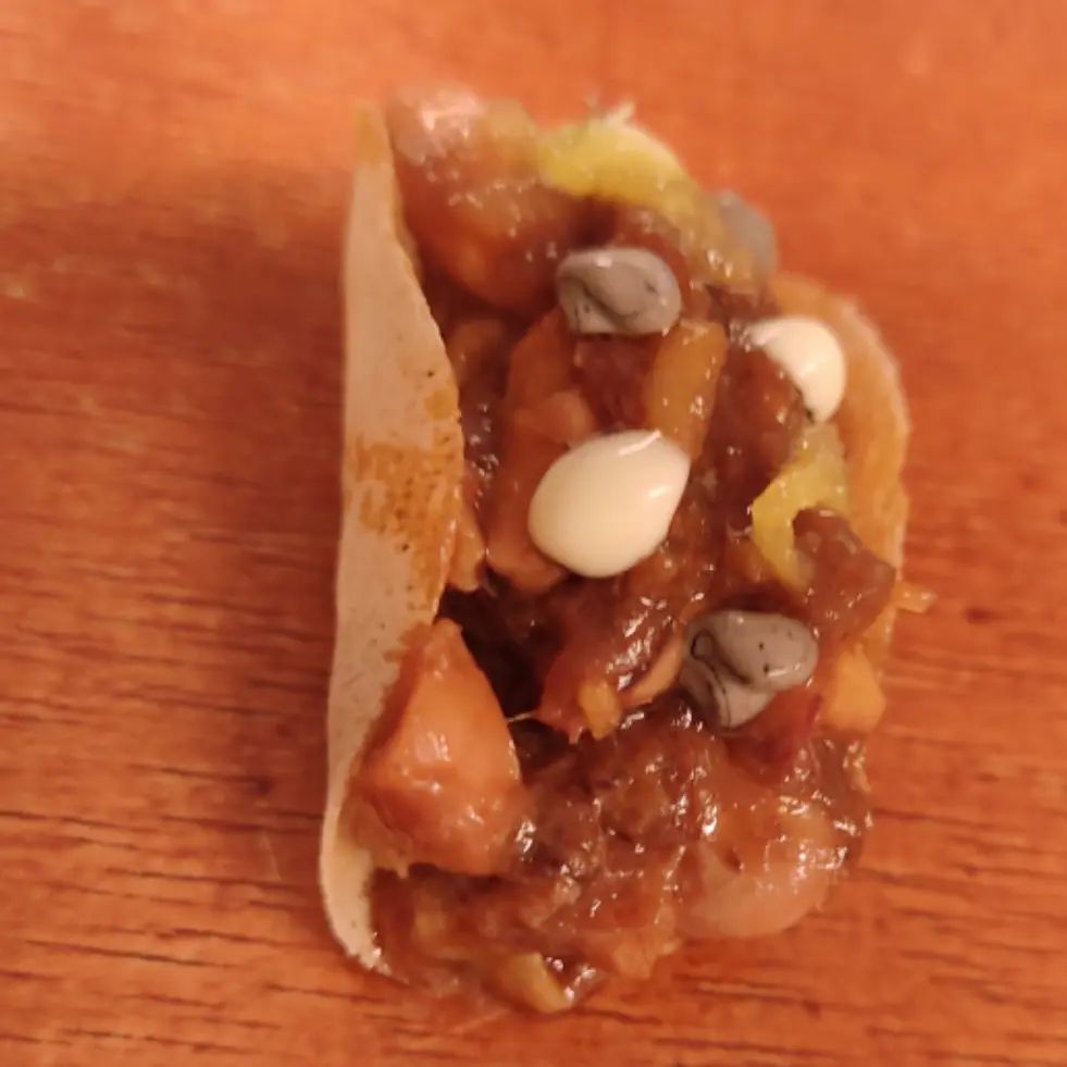 creation thumb for Snak: mini taco con ajo negro y piña