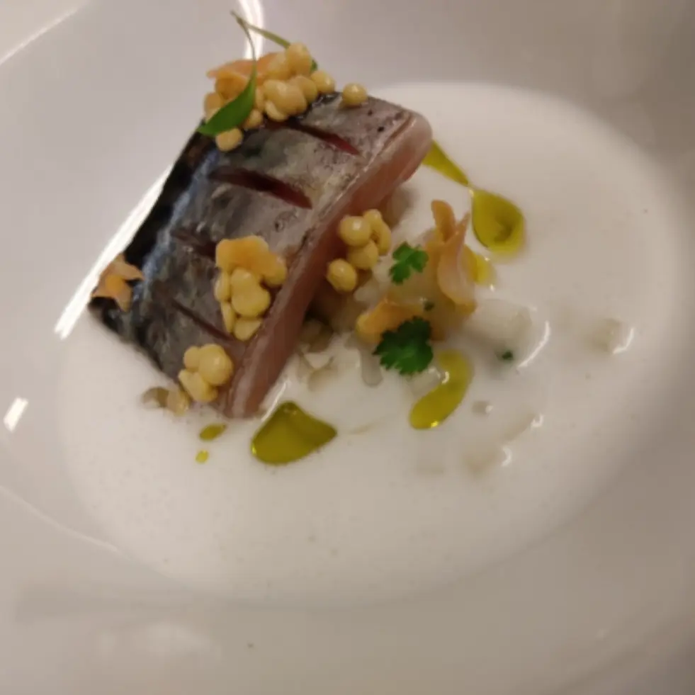 creation thumb for caballa curada con curry de crema de coco y ajo frito