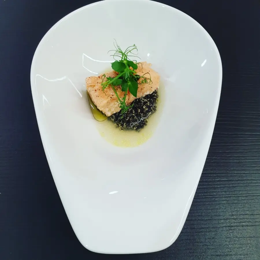 creation thumb for Ora King Lachs Sous-Vide gegart / Schwarzer Quinoa / Rauchfond / Zitronengrasöl