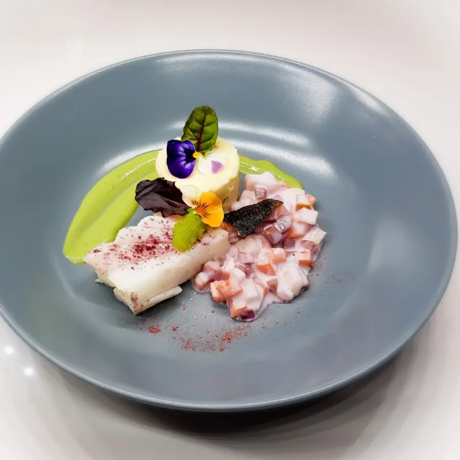 creation thumb for Skrei/Pastinaken-Zitronenstampf mit Macadamia/Karotten/Grüne Sauce/Purpur Curry