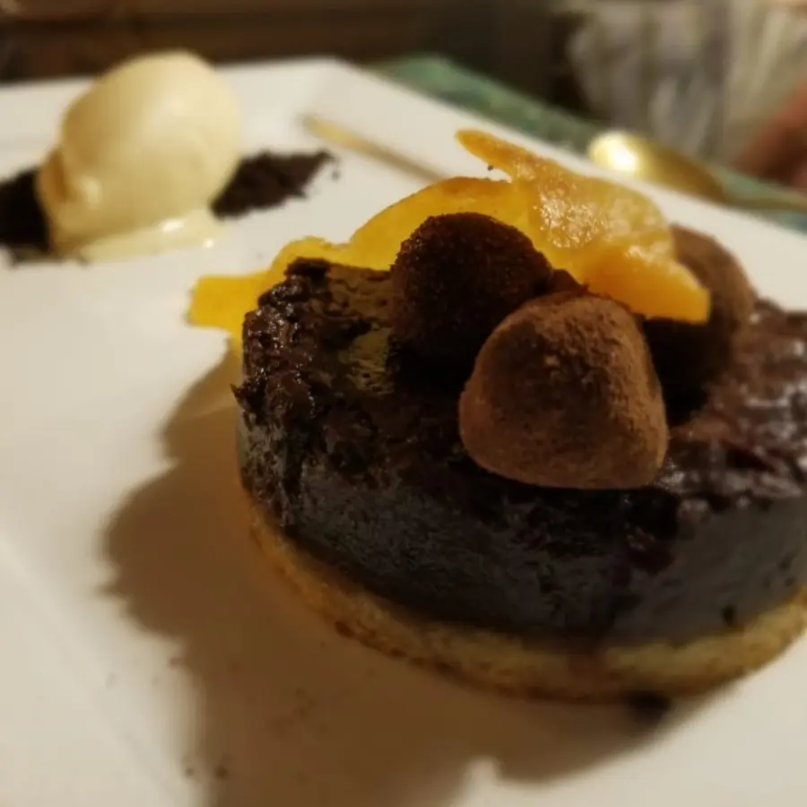 creation thumb for Tarta tibia de chocolate con trufas de maní y Jack Daniels, quenelle de baileys