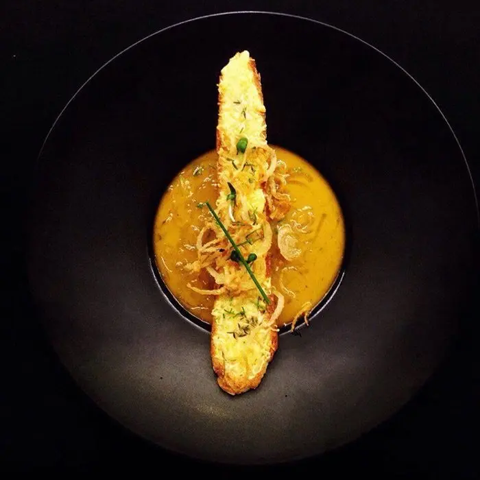 creation thumb for Onion soup with baguette, emental cheese and onion fries