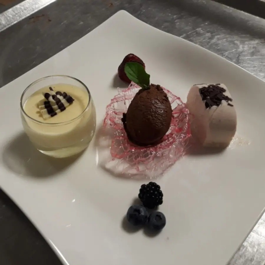 creation thumb for Schokoladenmousse im Zuckerkorb, Erdbeerparfait, Bayerische Creme