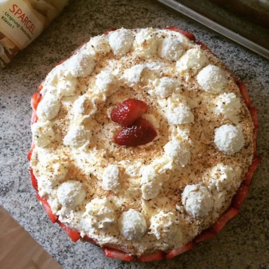 creation thumb for Erdbeer Raffaello Torte