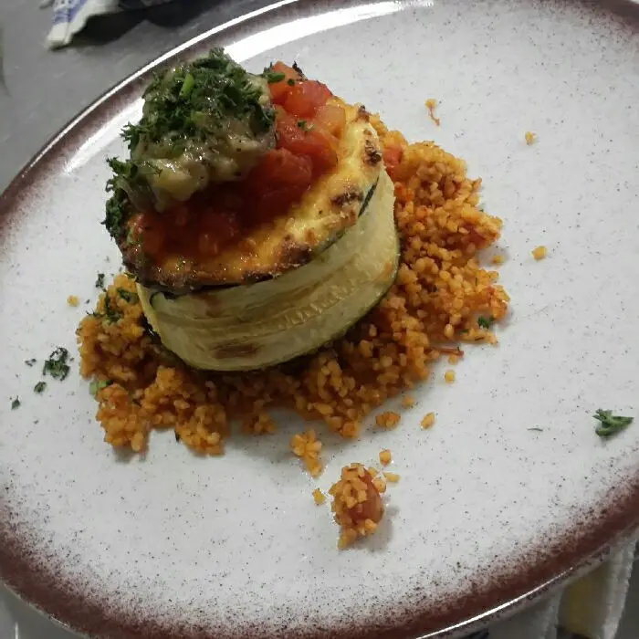 creation thumb for Weißkäse-Spinat-Törtchen auf Tomaten Bulgur