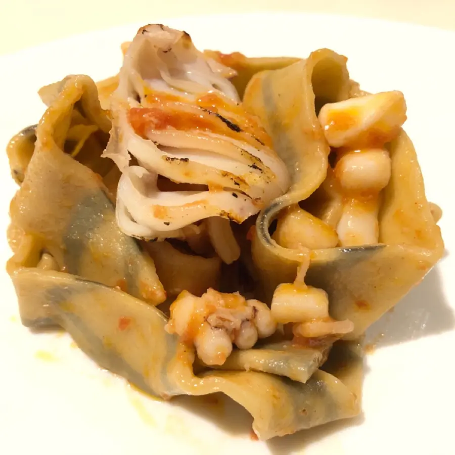 creation thumb for Pappardelle bicolori con calamari e filetti di pomodoro San Marzano