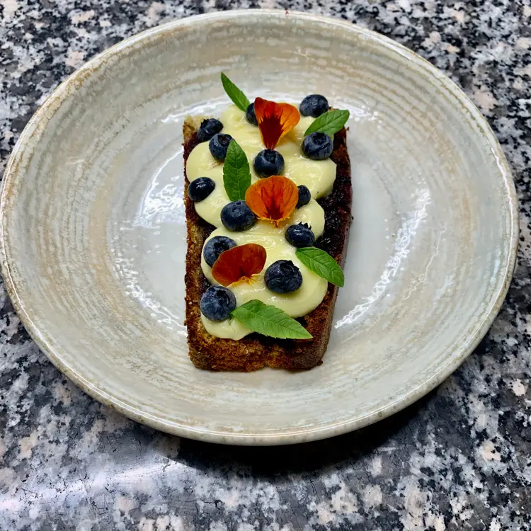 creation thumb for Sponge Margherita cake with verbena cream and blueberries