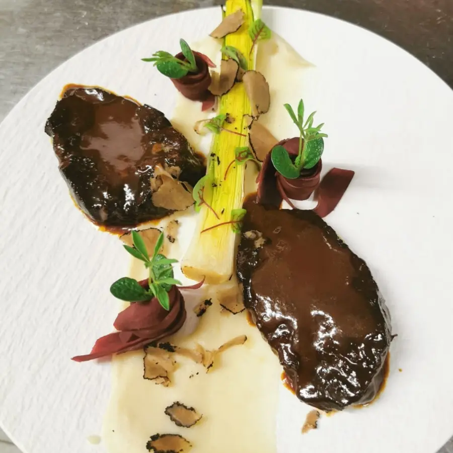 creation thumb for Wagyu Schaufelstück | gebrannter Lauch | süß sauer Karotten | Trüffel Sellerie Püree | Portwein Jus